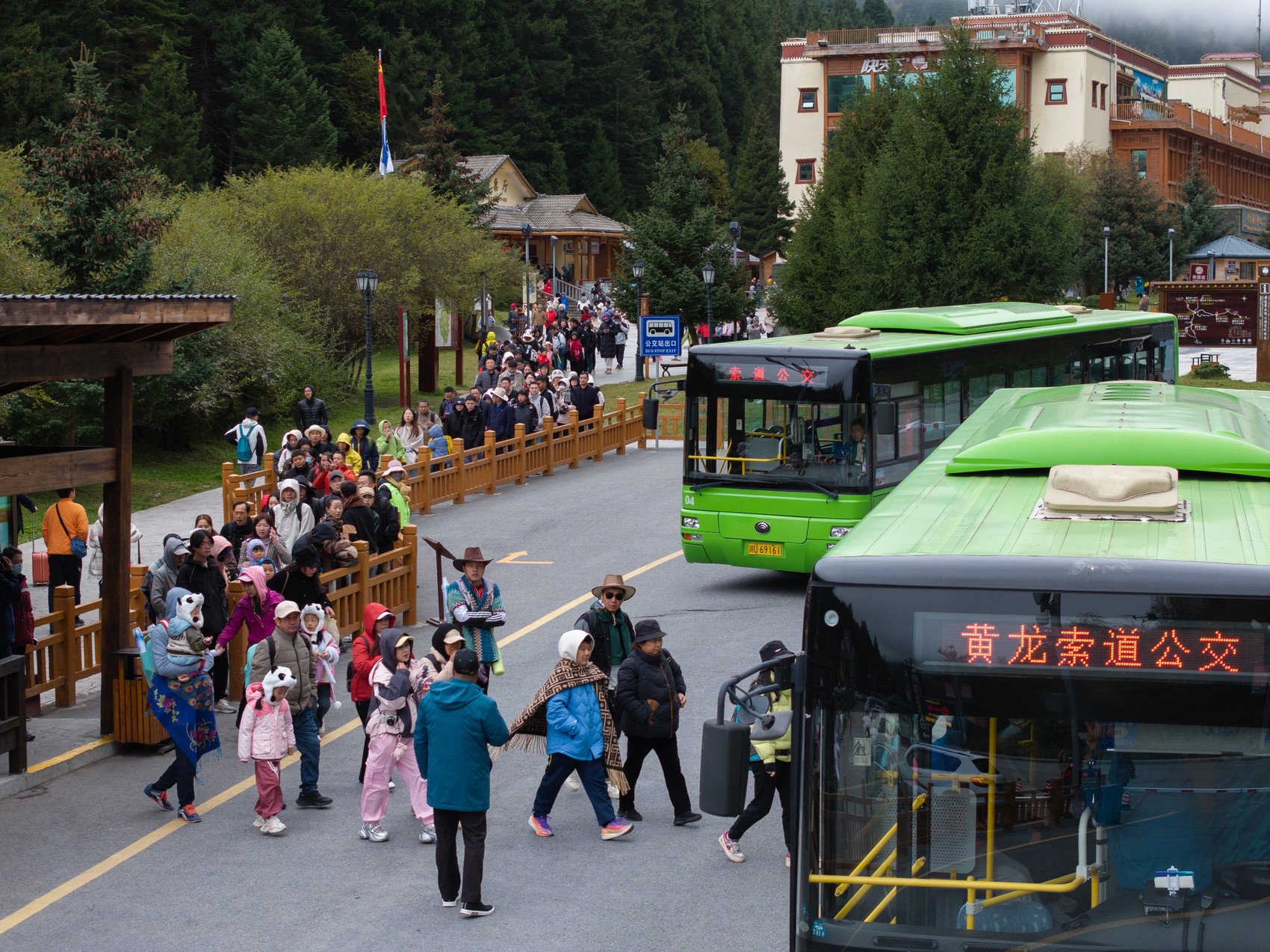 游客有序排队乘坐黄龙索道公交截至10月3日中午,黄龙景区10月4日门票