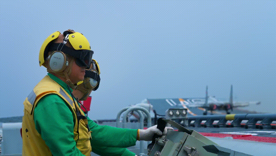 2012年11月,歼-15舰载机成功放飞,张乃刚在镜头外,航母甲板上战机的另