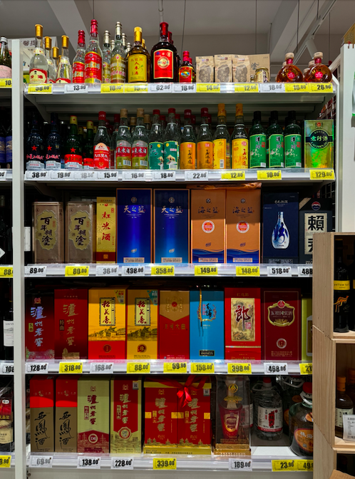 广州某连锁超市白酒货架不少产品在打折.时代财经摄