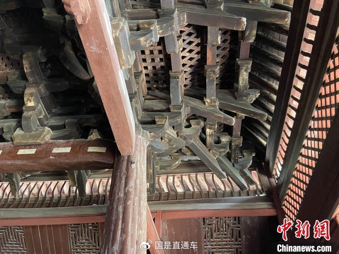 保国寺榫卯结构的屋顶. 林波 摄