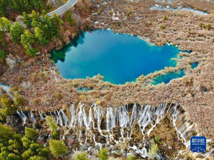 九寨沟景区内的诺日朗瀑布(无人机照片).新华社记者 刘琼 摄