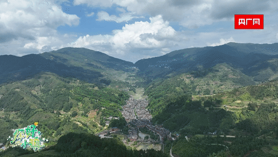 肇兴镇侗族建筑风格独特，景色宜人（央广网记者  任振国  制图）