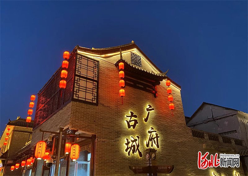 10月1日,邯郸市永年区广府古城夜景.河北日报记者 张晓华摄