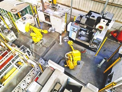 机器东说念主24小时连续“追”订单。(湖北日报全媒记者 吴文娟 通信员 张勋 摄)