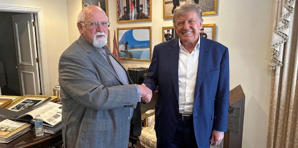 ▲达格特（左）与特朗普合影