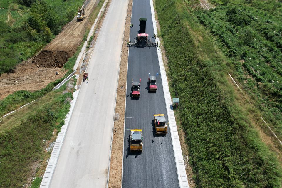 临沂:"十一"假期施工"不打烊",重点公路工程建设忙
