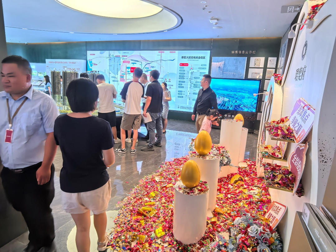 售楼处购房者砸金蛋后的满地碎片&nbsp;本报记者 齐金钊 摄
