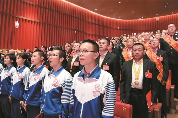 10月6日晚，在庆祝新疆生产建设兵团成立70周年文艺晚会现场，观众齐唱《歌唱祖国》。 兵团日报全媒体记者 张鑫 摄