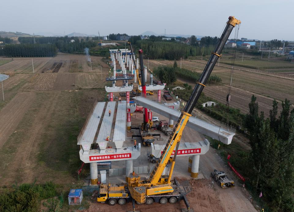 临沂:"十一"假期施工"不打烊",重点公路工程建设忙
