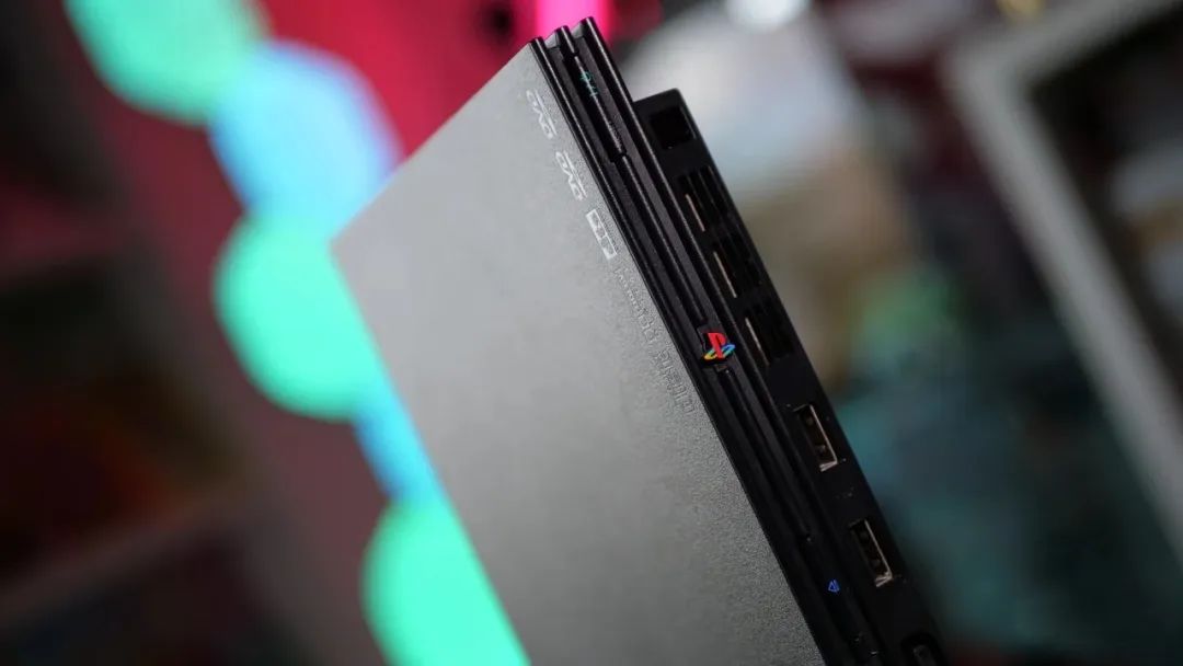 2004 年推出的 PS2 Slim 版本更加紧凑和轻巧，加强了散热系统，并支持多种显示输出接口