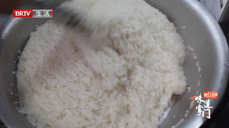 护国寺小吃坚持纯手工搅打糯米