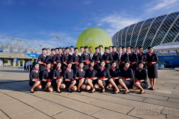 东航空乘担当武汉网球公开赛志愿者（东航武汉供图）