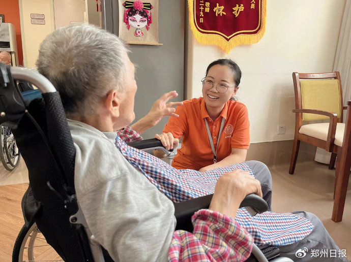王亚美细致了解老人需求