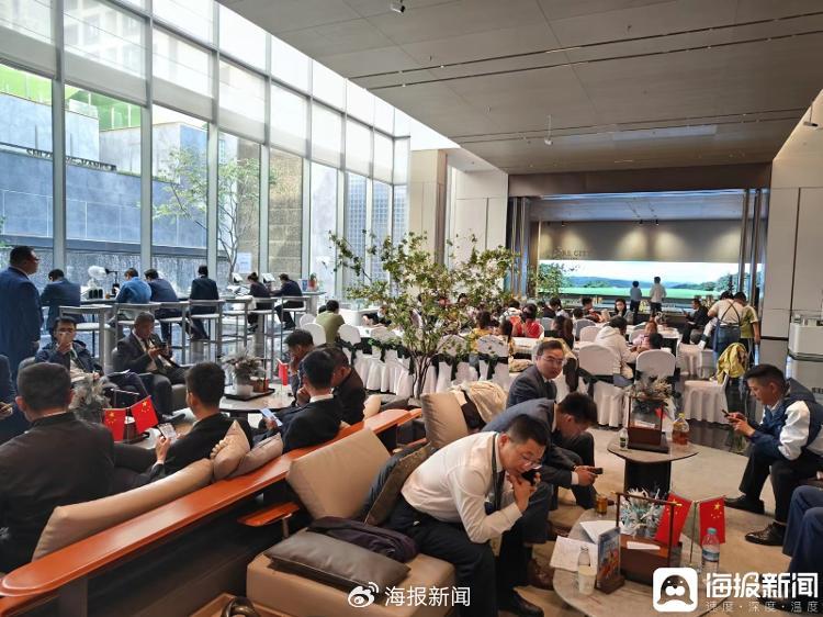 国庆假期技艺,济南多个楼盘售楼处迎来客流岑岭。
