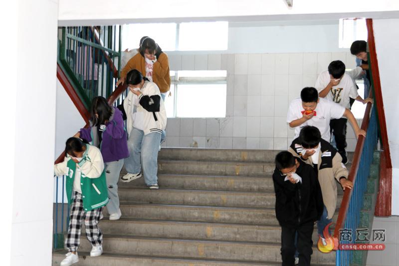 演练中,学生有序撤离。 本报融媒体记者 谢海芳 摄