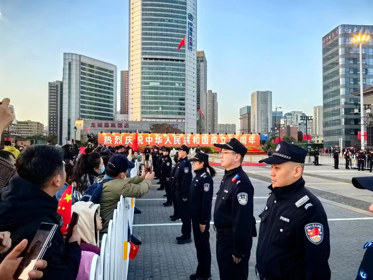 针对节日期间大型活动增多和旅游景区人流车流集中的情况公安机关