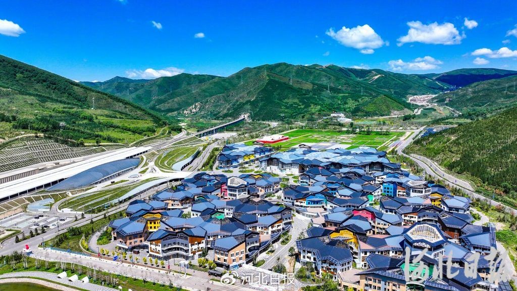 7月17日航拍的崇礼区太子城冰雪小镇.河北日报记者 耿辉摄