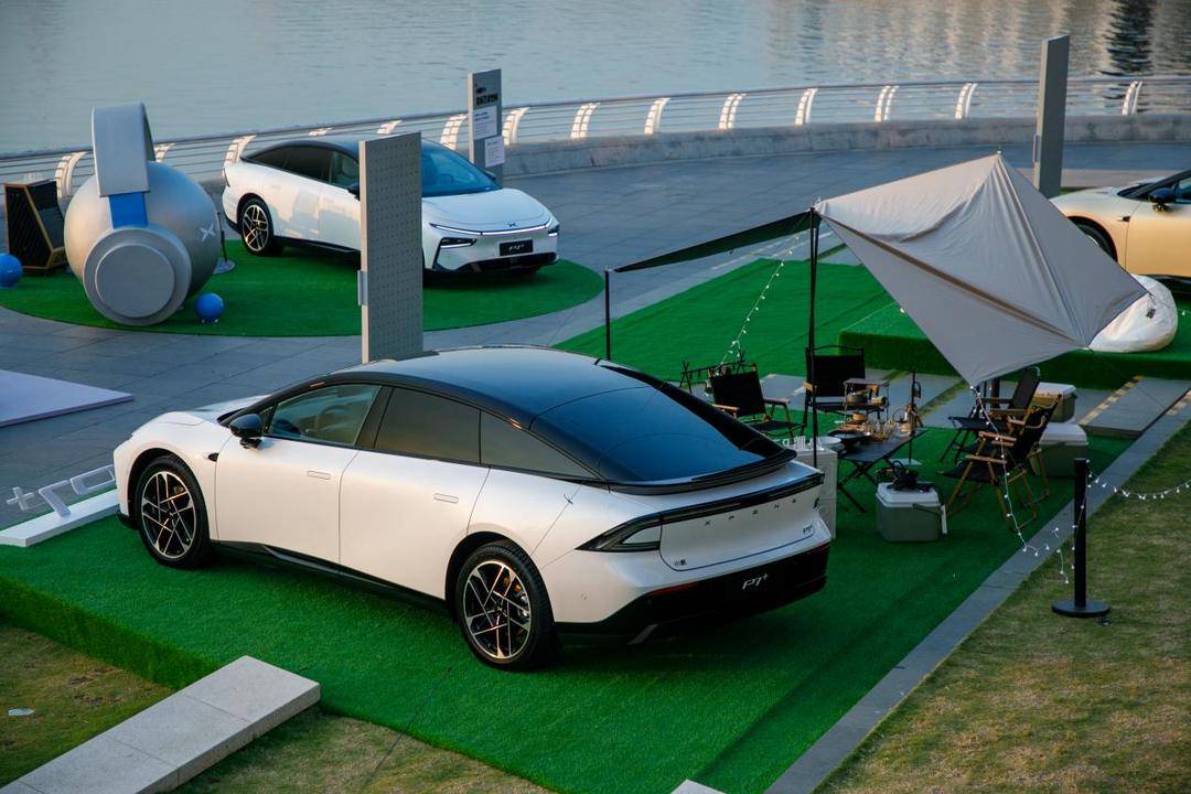 全球首款AI汽车小鹏P7+首秀