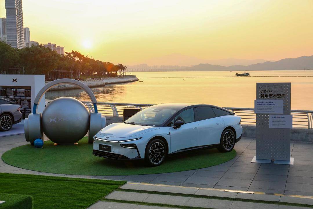 全球首款AI汽车小鹏P7+首秀