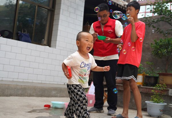 甘肃漳县儿童早期发展社区支持中心志愿者汪文定期进行家访（©UNICEF/China/2023/Chai Chunxia）