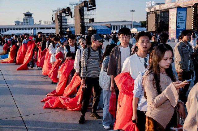 千人排队领取定制香瓜子充气沙发