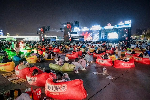 　音乐节现场人手一个快乐沙发