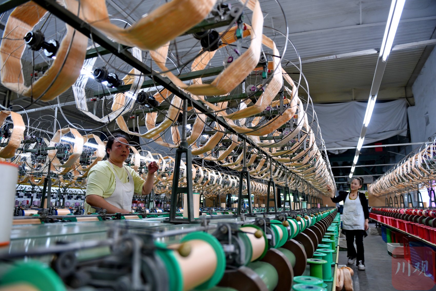 日,在位于南充市嘉陵区工业园区的四川依格尔纺织品有限公司生产车间