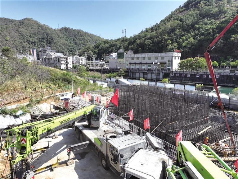 西渝高铁陕西段最大承台开始浇筑。 受访者供图