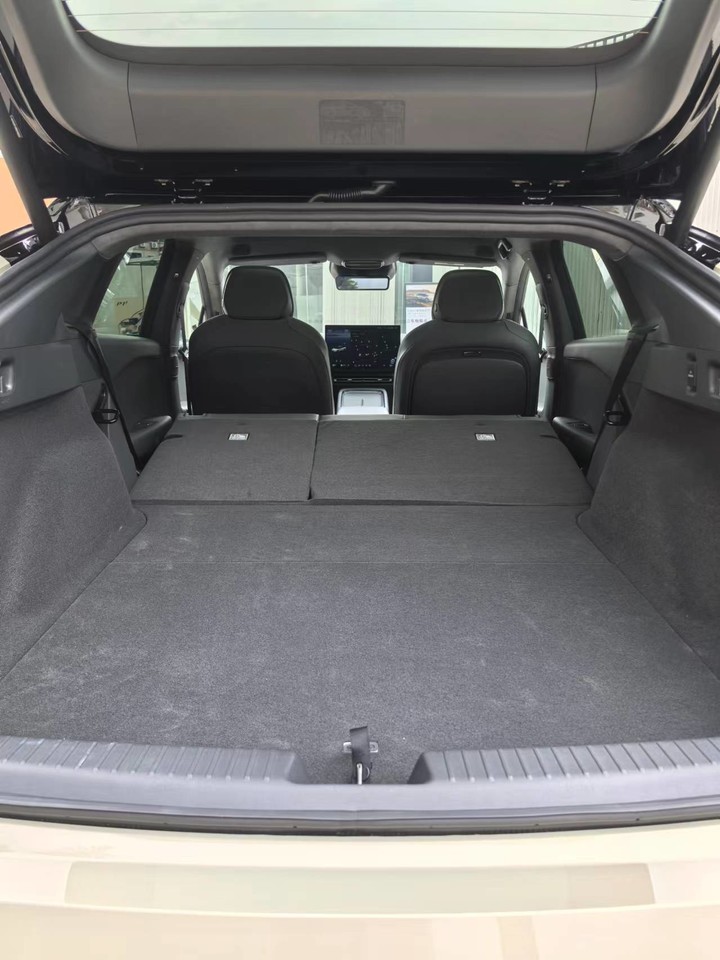 小鹏还在后备箱上给你准备了一张「图纸」最后是 p7 的「ai 智慧」