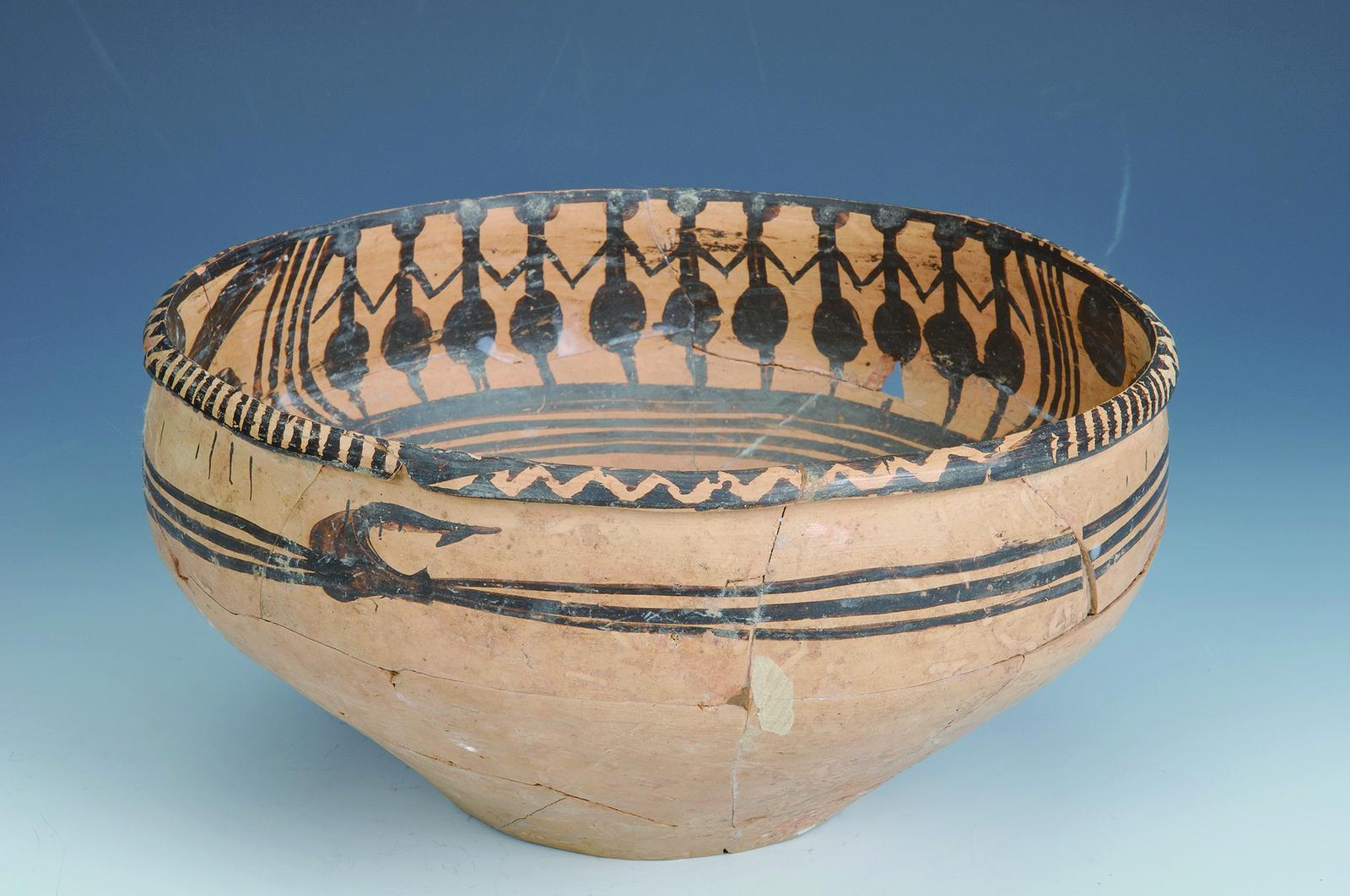 同德宗日遗址出土的舞蹈纹彩陶盆. 青海省博物馆供图