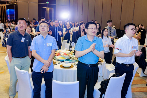 在悠扬的歌声下，全场校友全情投入，凝聚一起