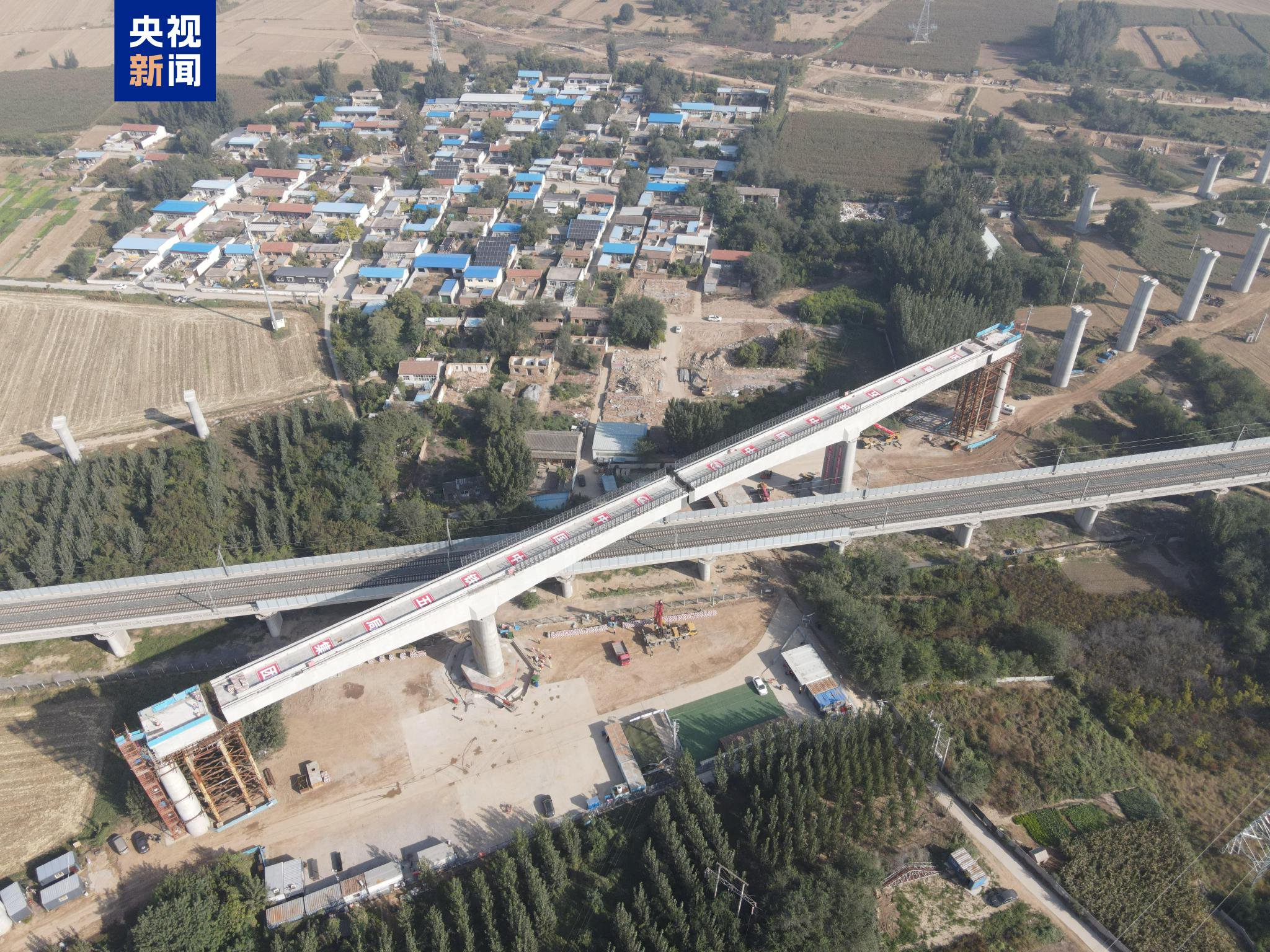 石衡沧港城际铁路首个跨高速铁路连续梁转体成功