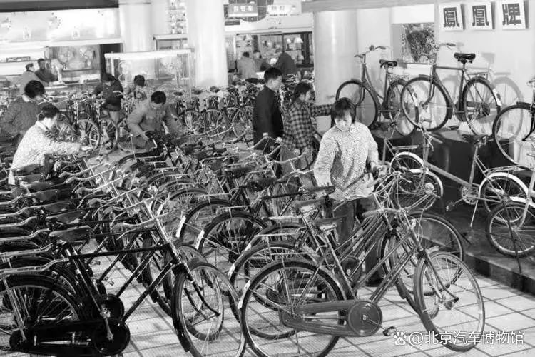 1972年一辆凤凰牌自行车售价160元人民币左右（图片来自北京汽车博物馆百度账号）