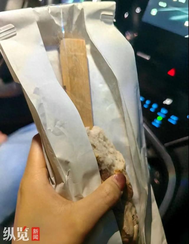 网友发布的图片显示包装内除了面包还发现一根木棍。（来源/网友发布内容截图）