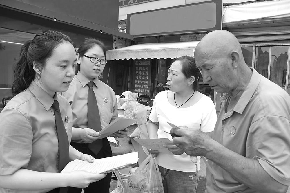 活动中,检察干警向老年人送上节日祝福,通过以案释法,向老年人讲解