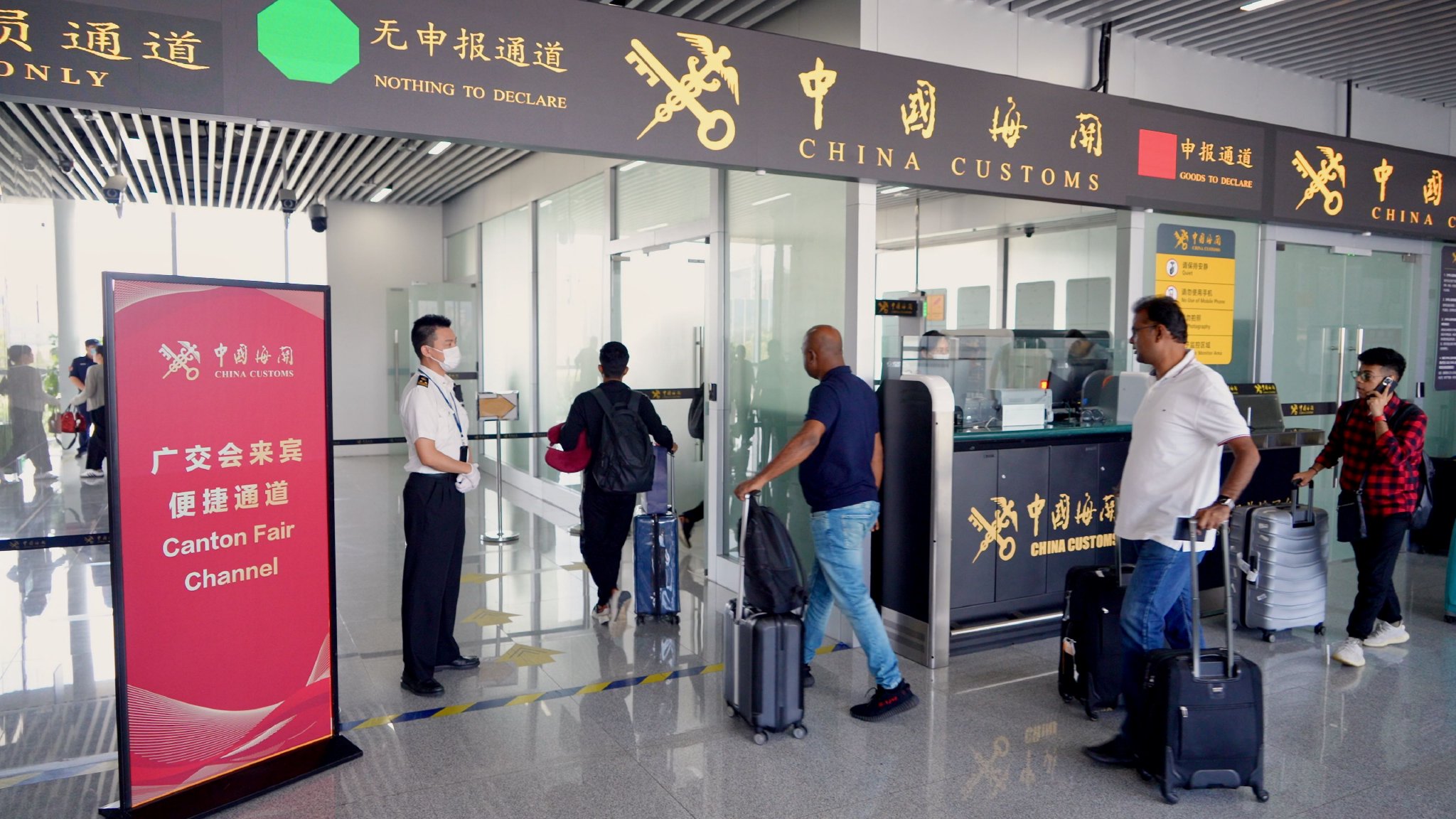 (入境展客商经琶洲港澳客运港口通关。起头:新华社)