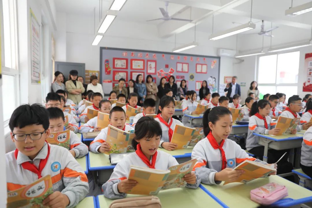 西安市鄠邑区人民路小学开展"展优美教室 秀班级风采"活动