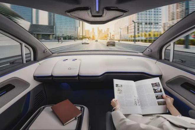 ▲百度2022年发布的第六代量产无人车Apollo RT6，同时设计了有方向盘和无方向盘两种模式