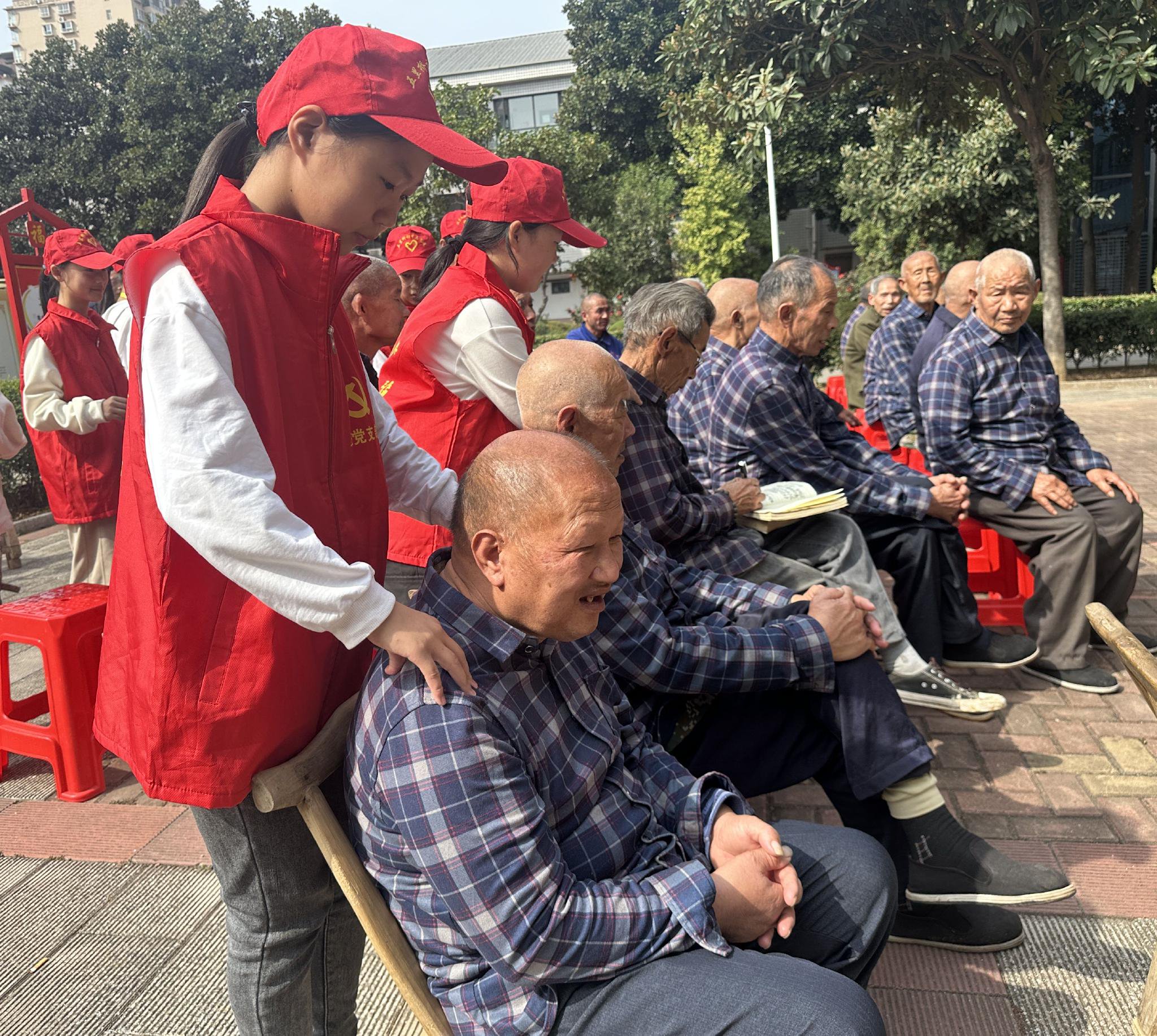 "情暖金秋 爱在重阳"—五里桥初中开展走进敬老院社会实践活动