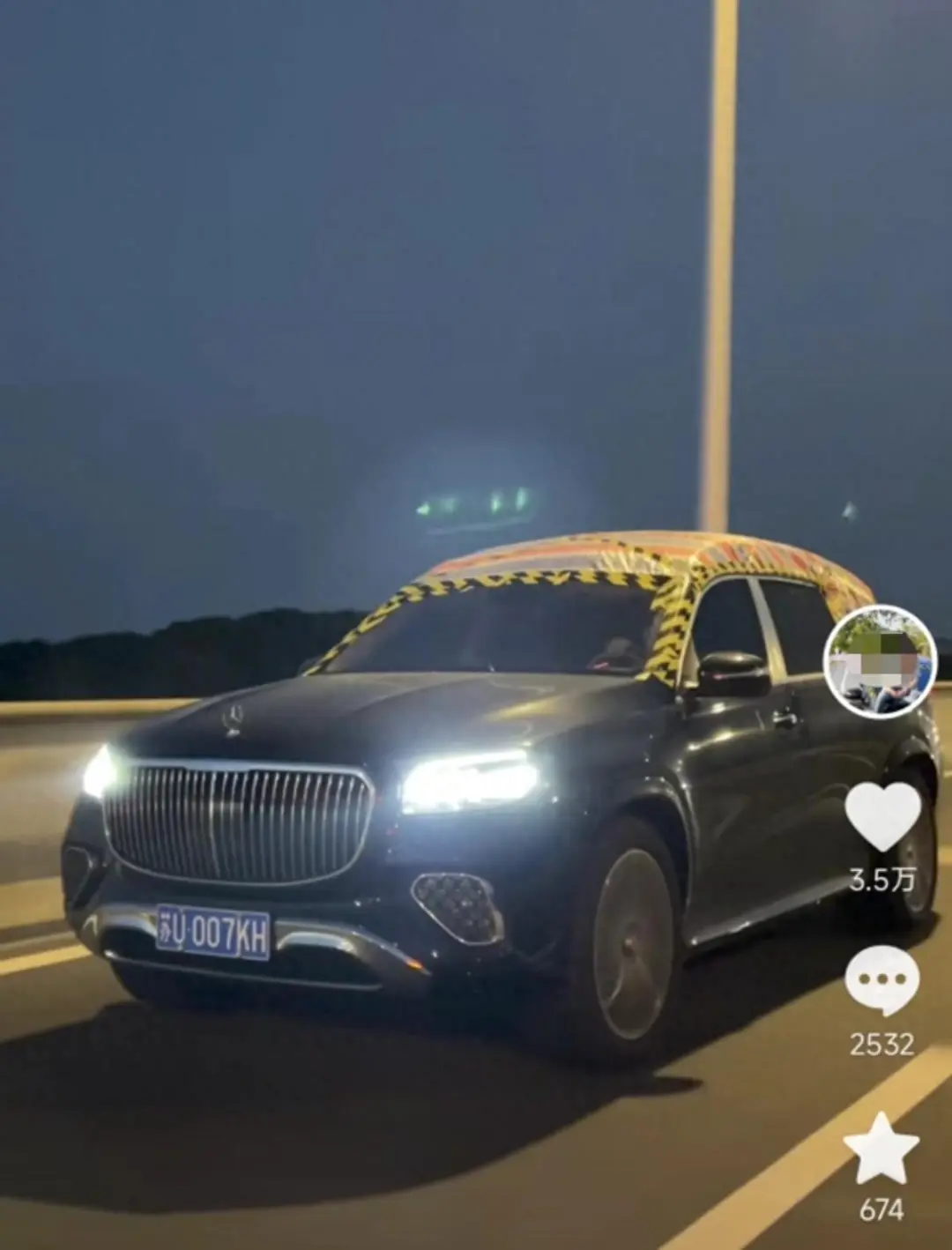 车主用三色雨布封住车顶。图源：当事人社交账号