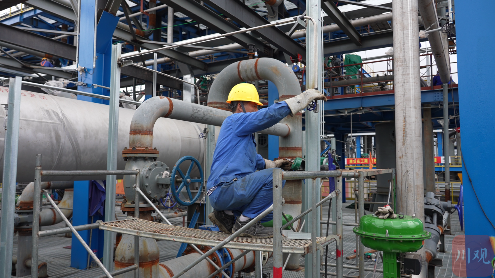 施工人员正在进行安装管道阀门.黄瑜亮 摄