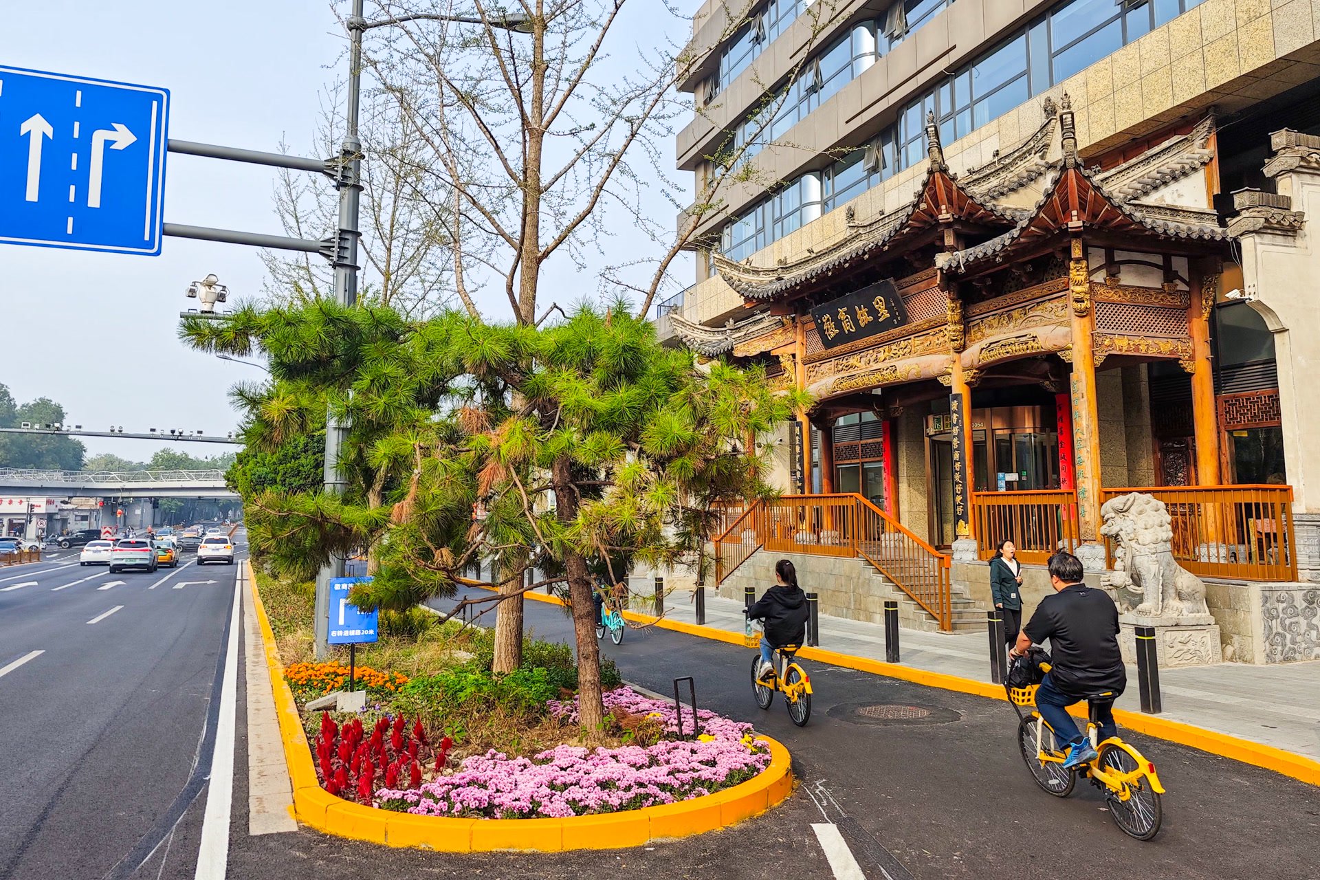 在朝阳门南小街与朝阳门内大街路口南侧,非机动车道重新布局拓展空间.