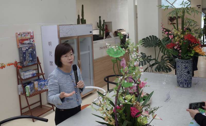 10月13日,北京市花卉交易中心,北京花乡花木集团董事长林巧玲介绍情况