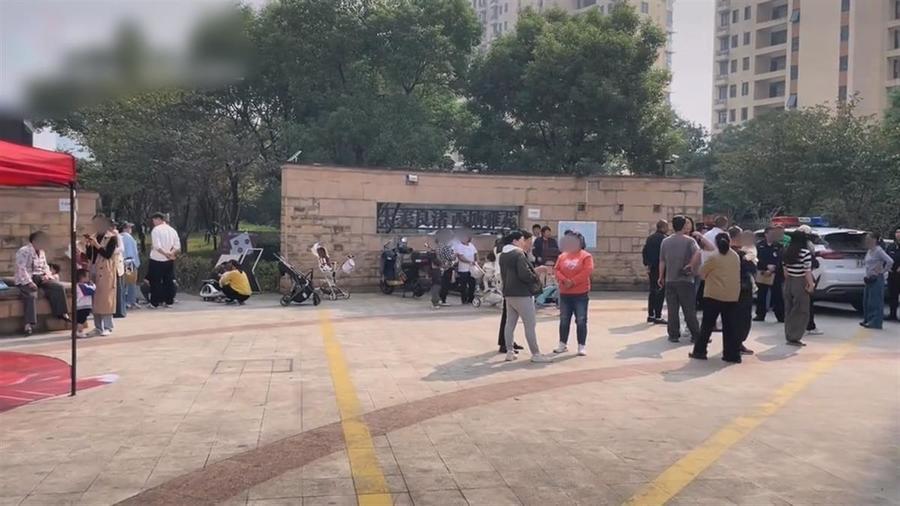 小区居民聚集起来商讨(截图自网络视频)