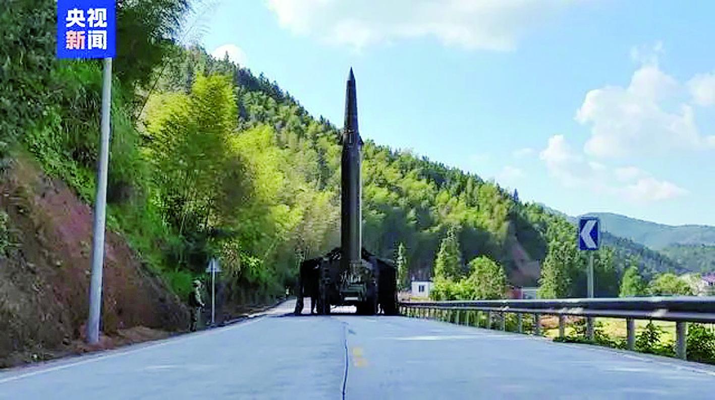 火箭军某旅连夜向作战地域机动转进,快速完成发射准备