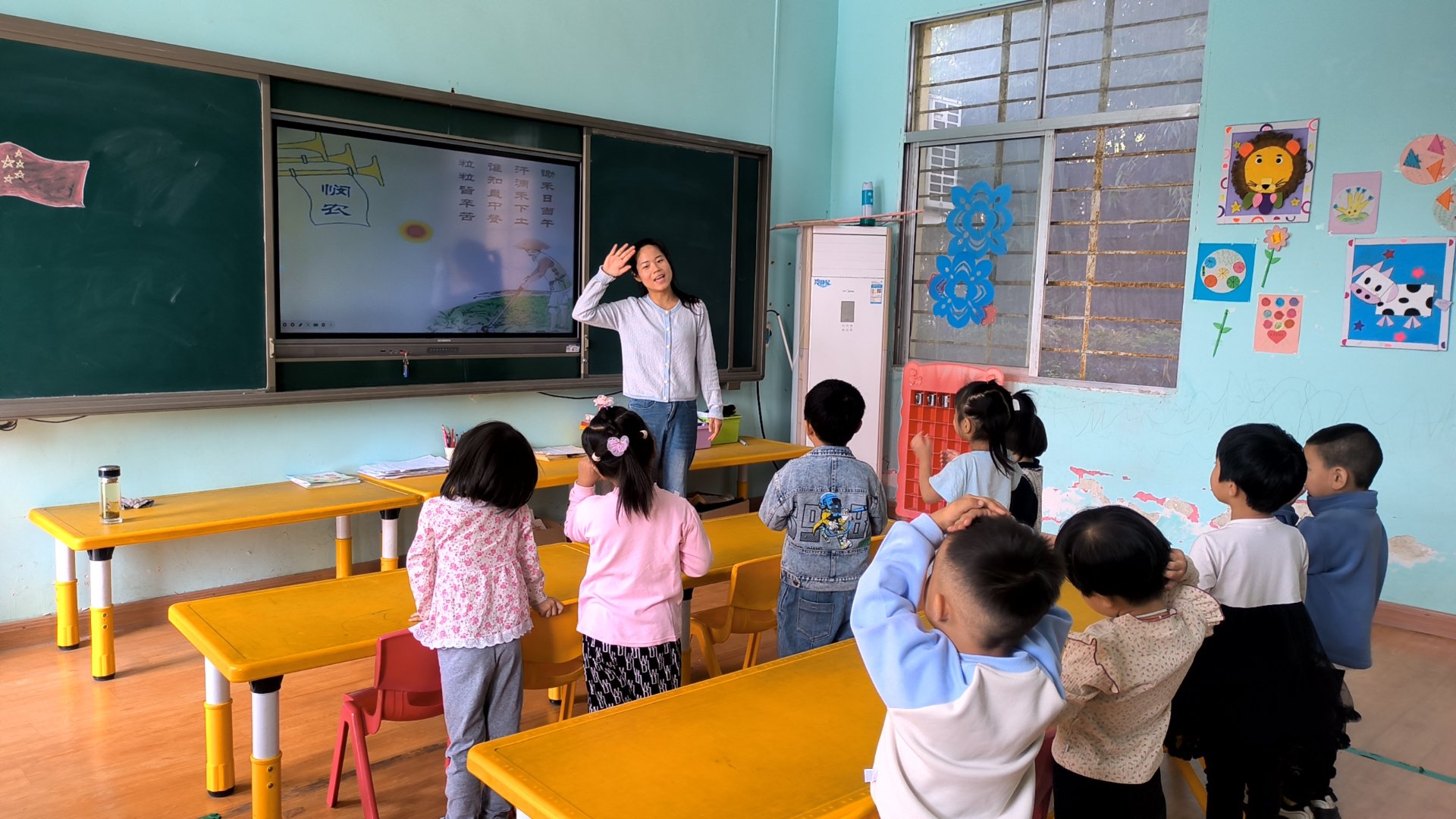 朱莉红老师带领孩子们表演古诗手势舞《悯农》  郑艳玲摄