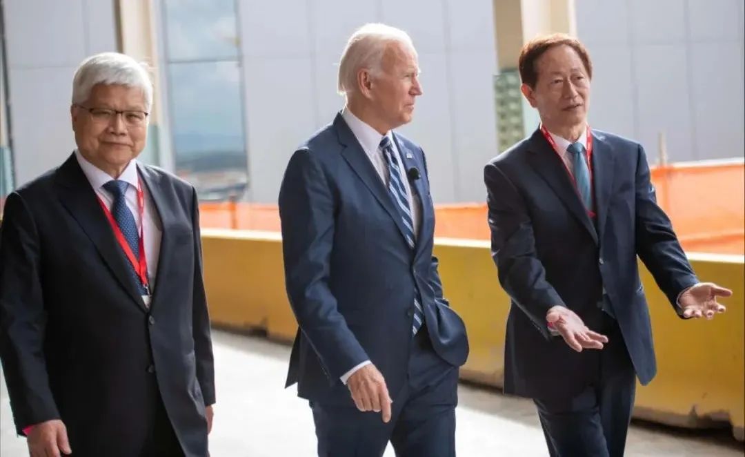 魏哲家（左一）和刘德音（右一），2023年