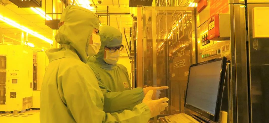 洁净室里工作的台积电工程师，2023年