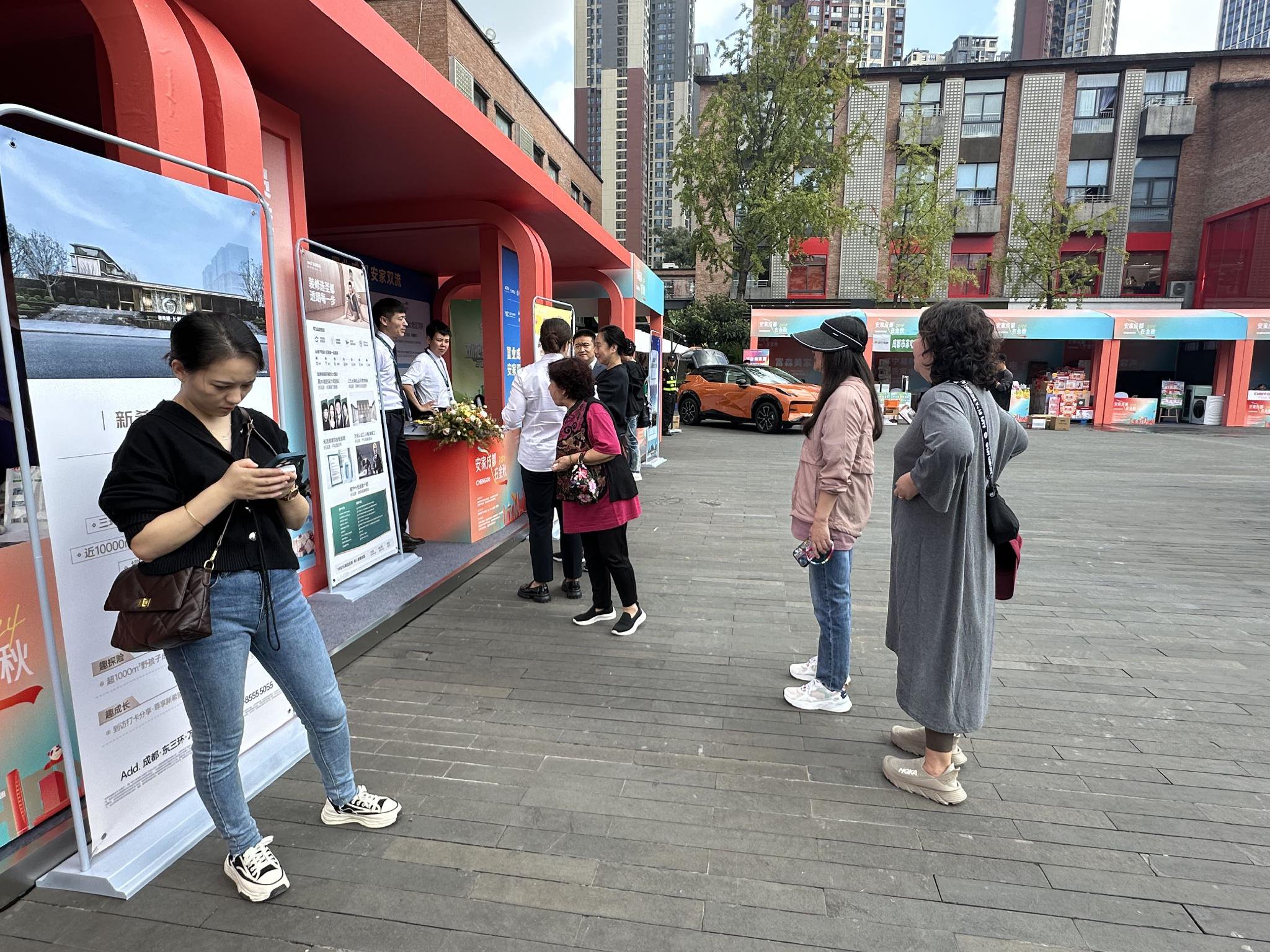 10月17日，观展市民在展位了解项目情况。孟双奎/摄