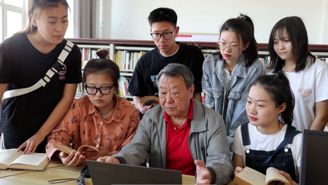 ▲ 南开大学马克思主义学院原院长、教授赵铁锁为学生授课。来源：南开大学